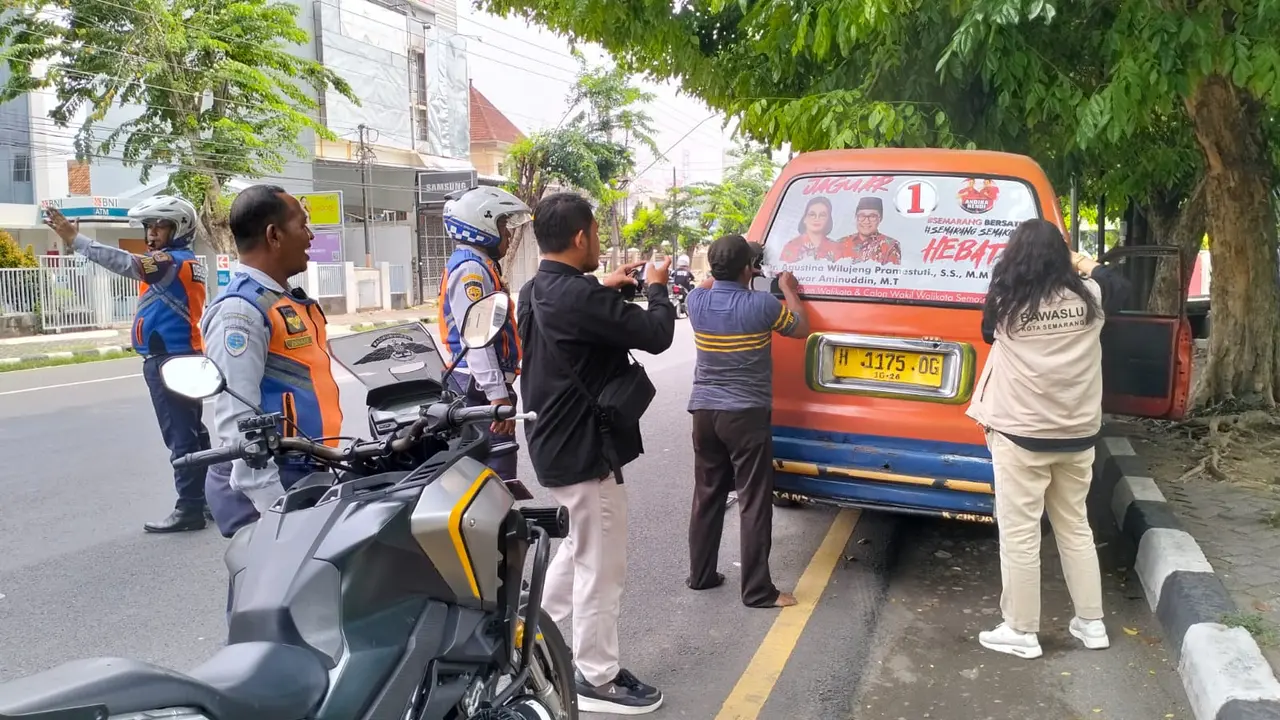 Tim gabungan saat membersihkan sejumlah APK di kota Semarang, Minggu (24/11/24). (Foto: liputan6.com/ Felek Wahyu)