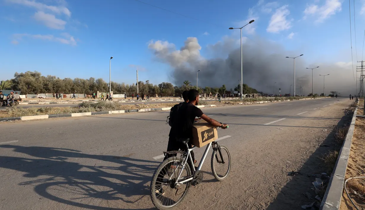 Diketahui, Salah al-Din di dekat kamp pengungsi Nusseirat, Jalur Gaza Tengah merupakan jalan yang biasa digunakan oleh warga Palestina untuk mencapai titik distribusi bantuan yang didirikan oleh Yayasan Kemanusiaan Gaza (GHF). (Eyad BABA/AFP)