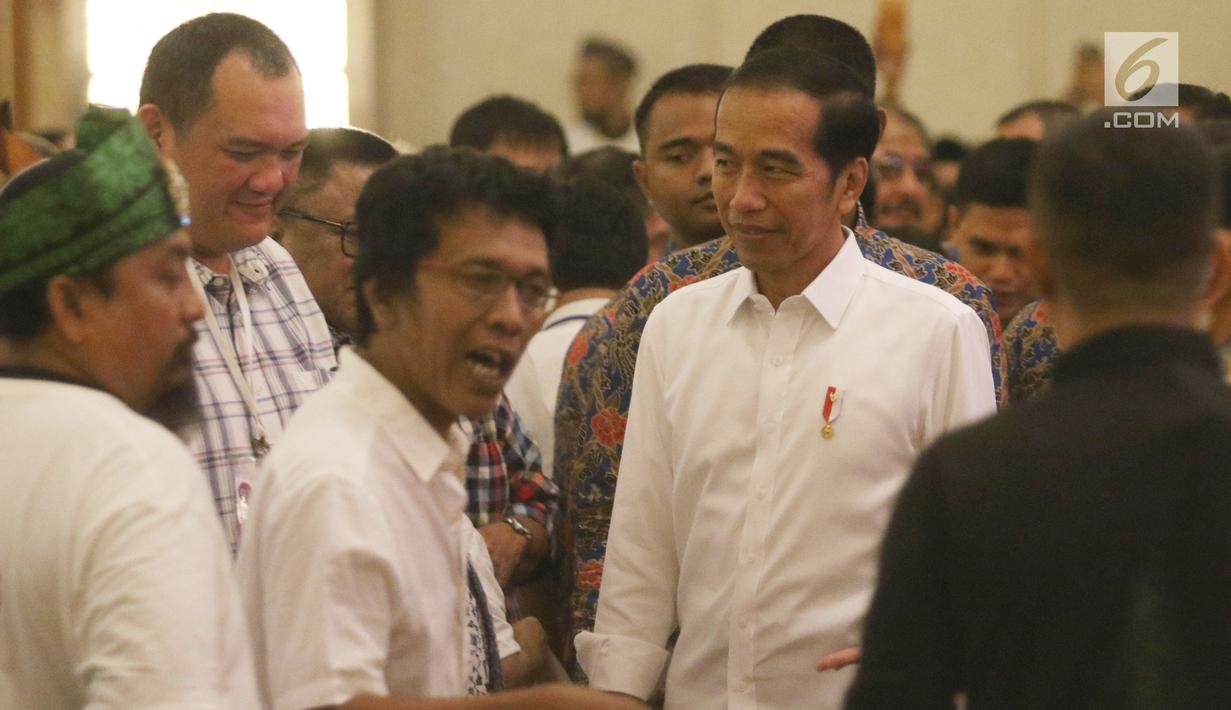 Presiden Joko Widodo tiba menghadiri Halalbihalal bersama aktivis 98 di Jakarta, Minggu (16/6/2019). Dalam silaturahmi tersebut Jokowi dihadiahi jaket bertuliskan Son Of Democracy Indonesia 98 . (Liputan6.com/Angga Yuniar)