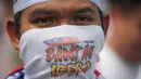 Pengunjuk rasa menutupi wajahnya mengambil bagian dalam rapat umum untuk memprotes langkah pemerintah yang tak meratifikasi konvensi anti-diskriminasi PBB, yang disebut ICERD di Kuala Lumpur, Malaysia (8/12). (AP Photo/Vincent Thian)