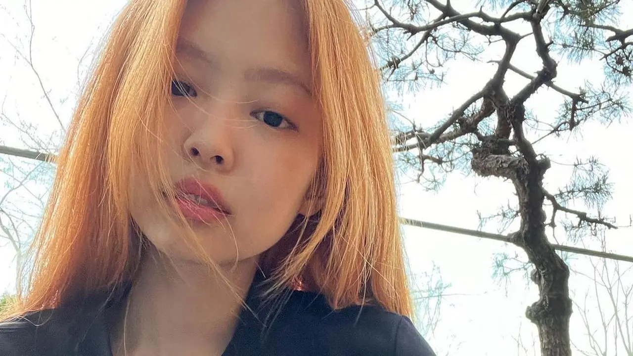 Adu Gaya Rambut Pirang Jennie BLACKPINK dan Rapper Jessi, Siapa yang Paling Keren?