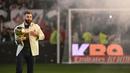 Pemain Real Madrid Karim Benzema berpose di lapangan dengan trofi Ballon d'Or miliknya pada babak pertama pertandingan sepak bola L1 Prancis antara Olympique Lyonnais (OL) dan OGC Nice di Stadion Groupama, Decines-Charpieu, Prancis, 11 November 2022. Benzema telah lama pernah membela Lyon pada level usia muda. (OLIVIER CHASSIGNOLE/AFP)