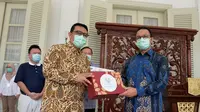 Penyerahan bantuan dari Unilever Indonesia pada Pemerintah Provinsi (Pemprov) DKI Jakarta dalam menanggulangi pandemi corona COVID-19. (dok. Unilver Indonesia)