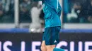 Gaya Cristiano Ronaldo saat melakukan selebrasi usai membobol gawang Juventus pada pertandingan Liga Champions di stadion Allianz, Turin (3/4). Dalam pertandingan ini Ronaldo menyumbang dua gol untuk Real Madrid. (Alessandro Di Marco / ANSA via AP)