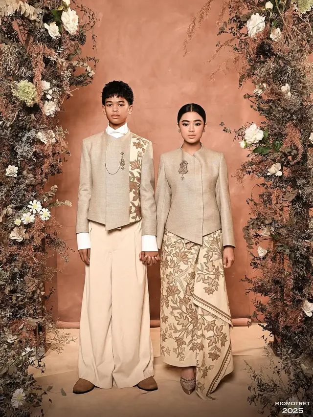 5 Detail Busana di Pemotretan Aqeela Calista dan Keluarga, Bergaya Klasik Jawa