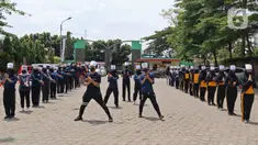 Mahasiswi Politeknik Kesehatan Jakarta III bertepuk tangan selama 56 detik pada Hari Kesehatan Nasional ke-56 di Jatiwarna, Bekasi, Jawa Barat, Kamis (12/11/2020). Kegiatan tersebut merupakan bentuk apresiasi terhadap tenaga medis yang berjuang selama pandemi COVID-19. (Liputan6.com/Herman Zakharia)