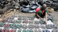 Industri kecil di Kenya mendaur ulang ban bekas menjadi sendal yang dijual antara US$ 2 sampai 5 atau sekitar Rp. 23 ribu sampai 58 ribu.