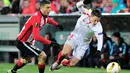 Perebutan bola antara pemain Athletic Bilbao dan Sevilla pada laga leg pertama perempat final Liga Europa di Stadion San Mames, Bilbao, Jumat (8/4/2016) dini hari WIB. (AFP/Ander Gillenea)
