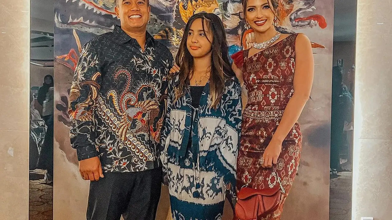 Potret Ardi Bakrie, Mikhayla Bakrie dan Nia Ramadhani. (Foto: Instagram/ramadhaniabakrie)