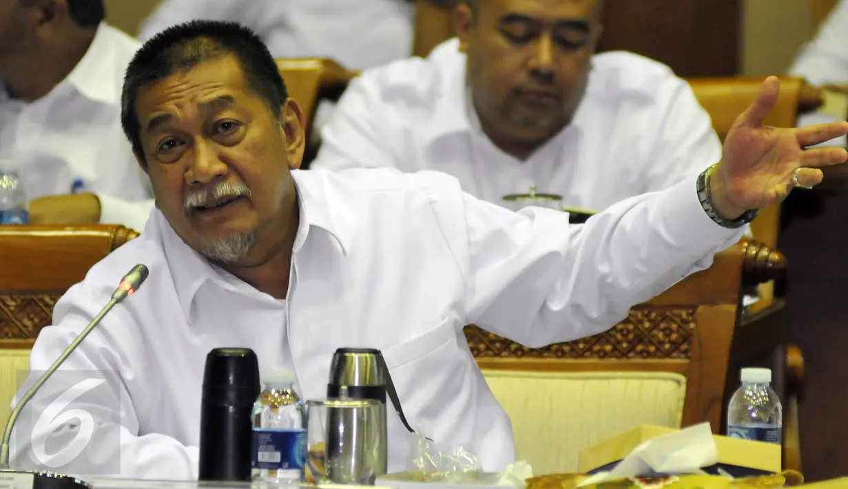 Wakil Gubernur Jawa Barat Deddy Mizwar saat raker  dengan Komisi VII DPR RI, , Jakarta Rabu (20/4). Rapat tersebut membahas permasalahan reklamasi Pantai Teluk Jakarta. (Liputan6.com/JohanTallo)