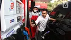 Raffi Ahmad saat mengisi BBM jenis Pertamax Green di SPBU, MT Haryono, Jakarta, Senin (24/7/2023). (Liputan6.com/Angga Yuniar)
