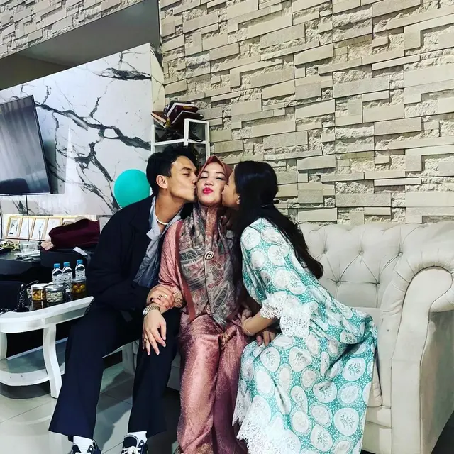 6 Momen Kebersamaan Jefri Nichol Bareng Adik dan Ibunya, Harmonis