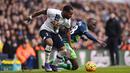 Bek sayap Tottenham, Danny Rose, berebut bola dengan pemain Swansea, Modou Barrow. Tottenham lebih menguasai jalannya laga dengan penguasaan bola 60 persen. (Reuters/Tony O'Brien)