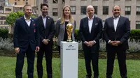 (Dari kiri) Presiden Sepak Bola Kanada Nick Bontis, Presiden Federasi Sepak Bola Meksiko Yon de Luisa Plazas, Presiden Sepak Bola AS Cindy Parlow Cone, Presiden FIFA Gianni Infantino, dan Presiden CONCACAF Victor Montagliani berpose dengan trofi Piala Dunia dalam sebuah acara di New York setelah pengumuman Piala Dunia 2026, pada 16 Juni 2022. (Yuki IWAMURA / AFP)