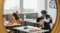 Aksi Warga Panjat Dinding Sekolah Beri Contekan Siswa Saat Ujian, Polisi Terjun