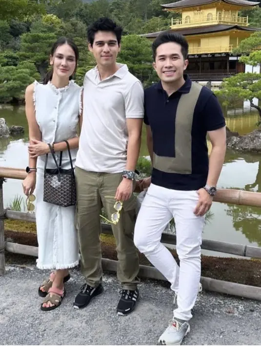 Luna tampil dengan dress putih panjang tanpa lengan dengan sandal Hermesnya. Serasi dengan Maxime mengenakan polo shirt putih dan celana cargo hijau. [@lunamaya]
