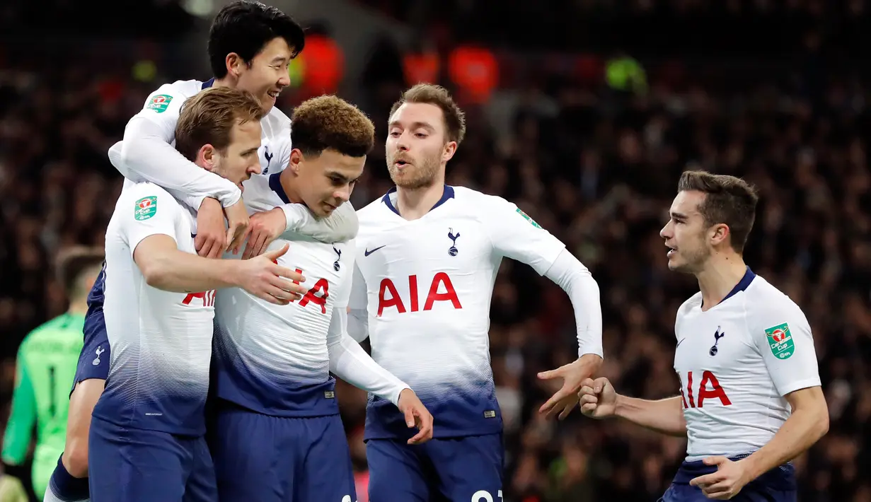 Pemain Tottenham Hotspur, Harry Kane bersama rekannya merayakan gol ke ke gawang Chelsea pada pertandingan leg pertama semifinal Piala Liga Inggris, di Stadion Wembley, Rabu (9/1). Tottenham Hotspur mengalahkan Chelsea dengan skor 1-0. (AP/Frank Augstein)