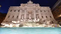 Air mancur Trevi Fountain saat peresmiannya usai dibuka kembali setelah ditutup untuk renovasi, Roma, Selasa (3/11). Renovasi digagas oleh salah satu brand fashion Italia, Fendi, dengan biaya sebesar 2,2 juta Euro (Rp 32 m). (AFP PHOTO/ALBERTO PIZZOLI)