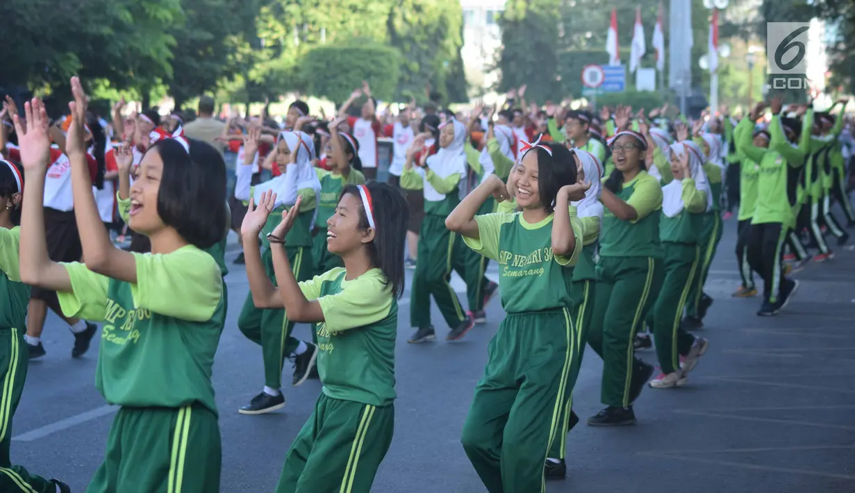 Gabungan peserta senam klosal menampilkan tari Gemu Famire untuk merayakan HUT ke-73 TNI di Simpang Lima Semarang, Selasa (4/9). Tari secara serentak di tiga zona waktu wilayah Indonesia itu melibatkan total 305 ribu orang. (Liputan6.com/Gholib)