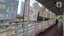 Warga berjalan meewati JPO yang dipenuhi alat peraga kampanye di Jakarta. (Liputan6.com/Angga Yuniar)