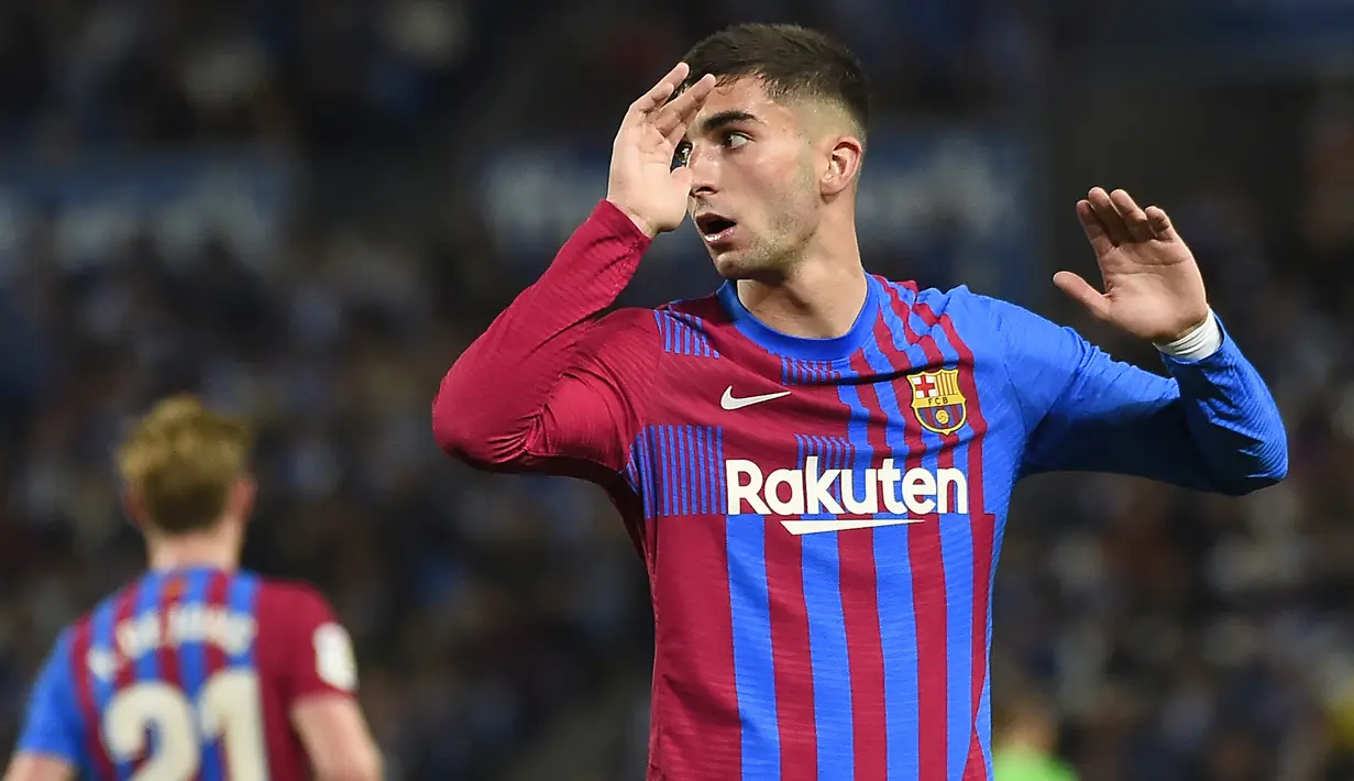 Ferran Torres. Sayap kiri Spanyol berusia 22 tahun ini menjadi penjualan termahal Manchester City sepanjang sejarah. Ia dilepas ke Barcelona pada tengah musim 2021/2022 dengan nilai transfer 55 juta euro atau kini setara Rp841 miliar. Ferran Torres sendiri didatangkan Manchester City pada awal musim 2020/2021 dari Valencia dengan nilai transfer 33,5 juta euro atau kini setara Rp512 miliar. (AFP/Ander Gillenea)