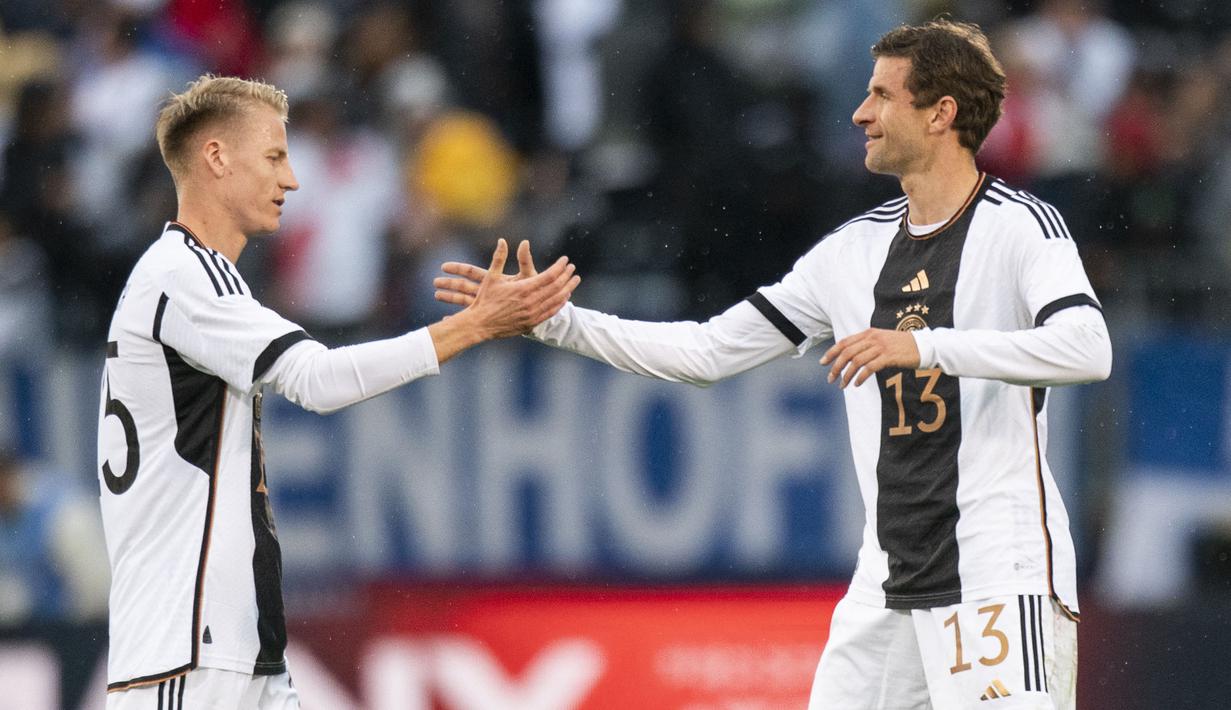 Chris Fuhrich (kiri) yang kini berusia 25 tahun dan tengah membela VfB Stuttgart menjalani debut bersama Timnas Jerman saat menghadapi Amerika Serikat pada laga persahabatan (14/10/2023). Dalam laga yang berakhir dengan kemenangan 3-1, Chris Fuhrich tampil di sembilan menit terakhir menggantikan Jamal Musiala.(AFP/Eduardo Munoz)
