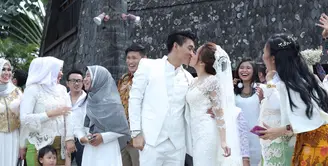 Kabar bahagia dari musisi Ifan Seventeen. Ifan resmi mempersunting Dylan Sahara. Keduanya resmi menikah hari ini, Rabu (2/11/2016) di Putri Duyung Ancol, Jakarta Barat. (Galih W. Satria/Bintang.com)