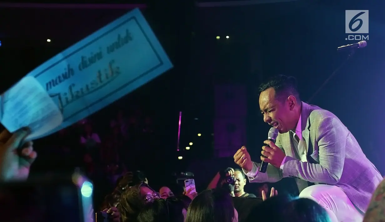Penampilan vokalis Jikustik, Pongky Bharata saat menggelar ‘Konser Jikustik Reunian’ di Balai Sarbini, Jakarta, Jumat (19/7/2019) malam. Band asal Yogyakarta yang terbentuk pada 1996 tersebut membawakan sekitar 20 lagu hit mereka. (Fimela.com/Bambang E. Ros)