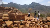 Bangunan mirip candi di kaki Gunung Wilis (Liputan6.com/Dian Kurniawan)