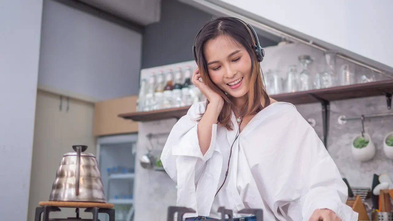 mendengarkan lagu