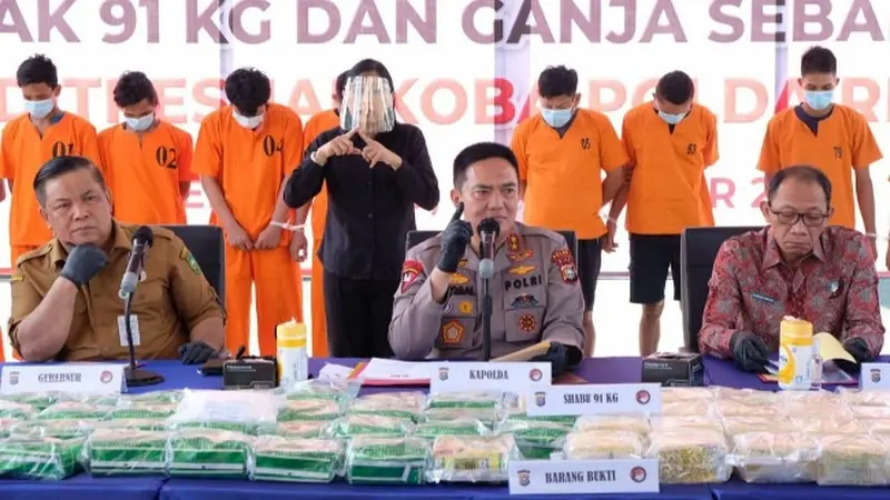 Konferensi pers pengungkapan jaringan narkoba Malaysia di Polda Riau.