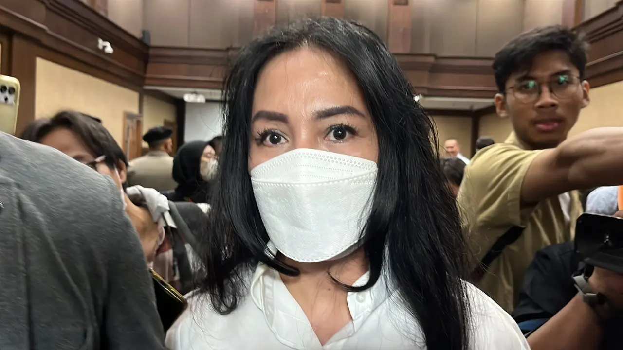 Ernie Meike Torondek, istri mantan pejabat Direktorat Jenderal Pajak Kementerian Keuangan (DJP Kemenkeu) Rafael Alun Trisambodo usai menghadiri sidang dakwaan sang suami di PN Jakpus, Rabu (30/8/2023).