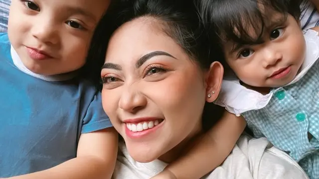7 Momen Rachel Vennya saat Asuh Kedua Buah Hatinya