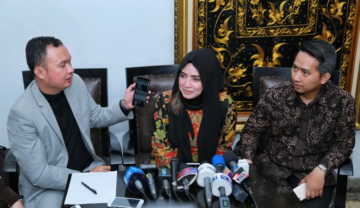 Terusik lantaran namanya disebut sebagai istri ketiga penyanyi religi tersebut, Yulia Mochamad memberikan klarifikasi. Bersama kuasa hukumnya, Yulia membantah telah menjadi istri ketiga Opick maupun siapapun juga. (Adrian Putra/Bintang.com)