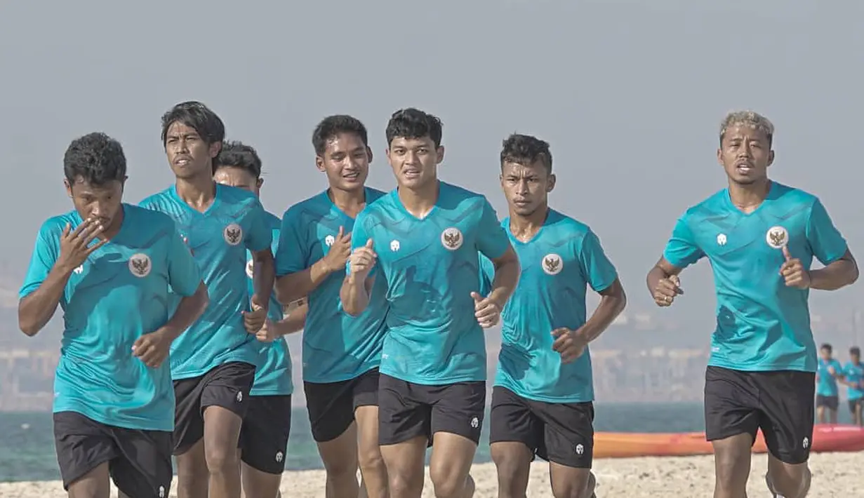 Mereka pun memulainya dengan berlari menyusuri tepi pantai beberapa kali, bolak balik dari titik satu ke titik berikutnya sejauh kurang lebih satu kilometer. (Foto: Dokumentasi PSSI)