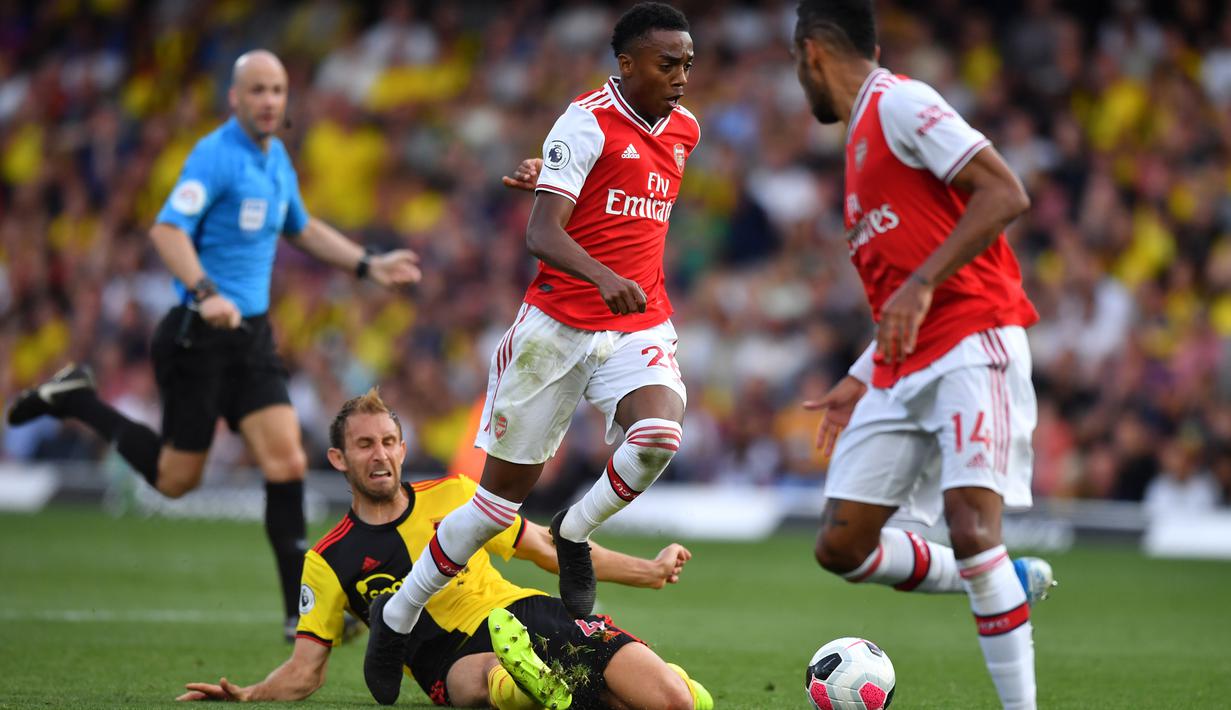 Gelandang Arsenal, Joe Willock, menggiring bola saat melawan Watford pada laga Premier League 2019/20 di Stadion Vicarage Road, Watford, Minggu (15/9). Kedua klub bermain imbang 2-2. (AFP/Ben Stansall)