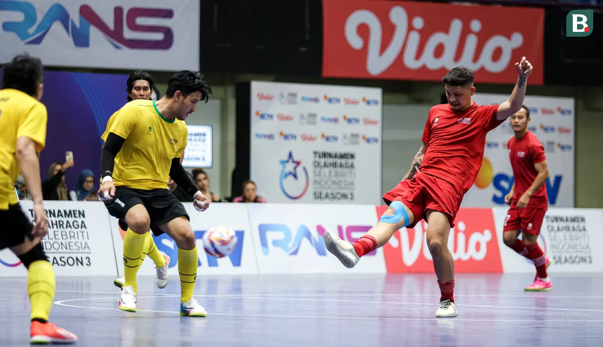 Pemain Red Rocket, Samsir Alam (kanan) melesatkan bola ke arah gawang Golden Arrow pada laga futsal Turnamen Olahraga Indonesia (TOSI) Season 3 yang berlangsung di Indomilk Arena, Tangerang, Sabtu (12/10/2024). (Bola.com/Bagaskara Lazuardi)
