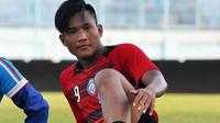 Penyerang Arema, Ahmad Nur Hardianto, masih menghormati publik Lamongan. (Bola.com/Iwan Setiawan)