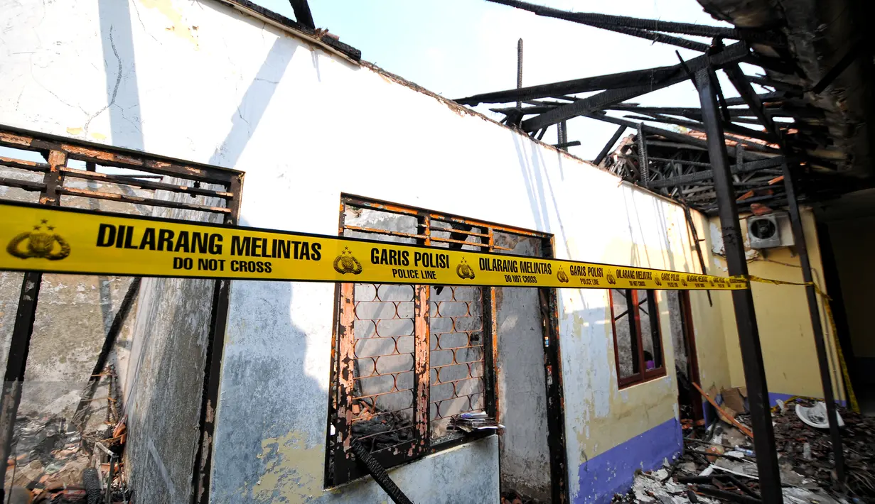Kondisi salah satu ruangan Kantor Komisi Nasional Perlindungan Anak pasca terbakar, Jakarta, Senin (29/6/2015). Kantor Komnas PA terbakar pada Sabtu, 28 Juni 2015 sekitar pukul 21.00 WIB. (Liputan6.com/Yoppy Renato)