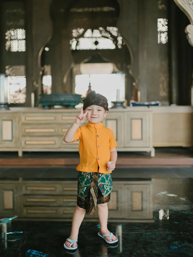6 Potret Lucio Anak Stefan William Pakai Baju Tradisional Bali, Menggemaskan