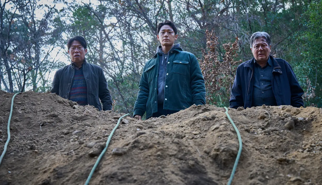 Selain itu, masih terlihat Sang Deok, Young Geun, dan Bong Gil berkumpul dan melihat ke bawah pada sesuatu dengan ekspresi bingung, menunjukkan konfrontasi mereka dengan inti dari kejadian tersebut. (Foto: Showbox via Soompi)