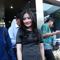 Foto Prilly Latucosina (Panggilan Polda Metro Jaya) (Wimbarsana/bintang.com)
