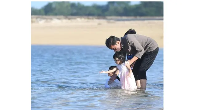 6 Momen Jokowi Libur Lebaran Bareng Cucu, Lepas Penat di Pantai Bali