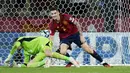 Gelandang Spanyol Oihan Sancet tersenyum setelah mencetak gol kedua timnya ke gawang Skotlandia pada matchday 7 Grup A Kualifikasi EURO 2024 di Estadio Olimpico de Sevilla, Jumat (13/10/2023) WIB. (AP Photo/Jose Breton)