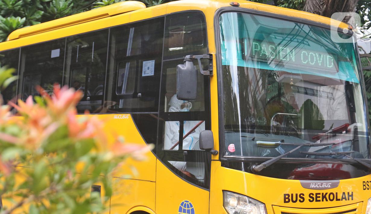 Bus sekolah yang membawa pasien Covid-19 Tanpa Gejala di Puskesmas Kecamatan Cilandak, Jakarta, Kamis (4/2/2021). Sehingga total kasus positif bertambah menjadi 1.123.105 orang. (Liputan6.com/Herman Zakharia)