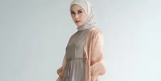 Siapa yang tak mengenal Nina Zatulini? Perempuan yang dulu selalu tampil di layar kaca, kini mantap berhijrah dengan penampilan tertutup. Potret Nina ini bisa dijadikan inspirasi outfit Lebaran yang manis. Ia tampil dengan dress cokelat, yang kemudian dilapisinya lagi dengan outer cantik, dan hijab bernuansa cokelat yang senada. Foto: Instagram.