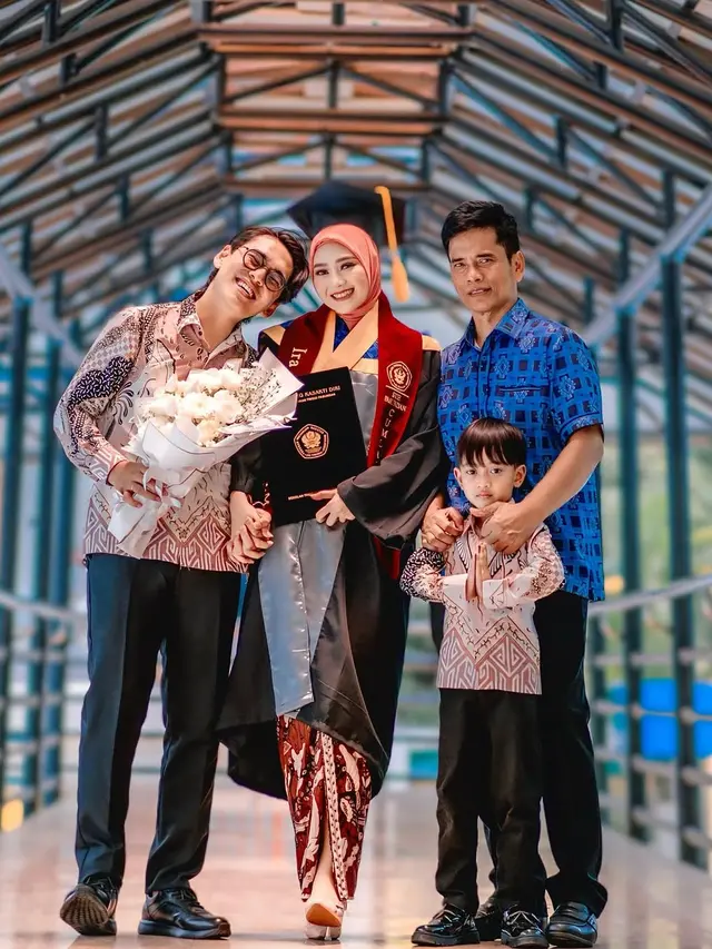 6 Potret Memukau Kakak Ipar Lesti Kejora saat Wisuda S2, Anggun Pakai Kebaya