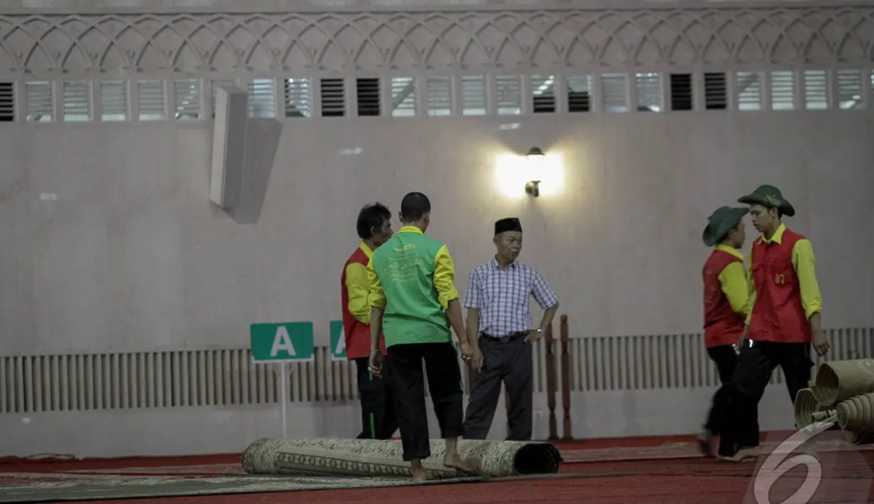 Meski tak terlihat persiapan besar-besaran, beberapa hal tampak dilakukan pengurus Masjid Istiqlal, Jakarta, Sabtu (4/10/14). (Liputan6.com/Faizal Fanani)