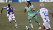 Pemain Real Madrid Isco (tengah) menggiring bola melewati pemain Leganes Miguel Angel Guerrero dan Roberto Rosales pada pertandingan La Liga di Stadion Butarque, Leganes, Madrid, Spanyol, Minggu (19/7/2020). Pertandingan berakhir dengan skor 2-2. (AP Photo/Bernat Armangue)