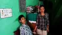 Ibuku Pahlawanku, Kisah Haru Pemuda Lumpuh di Bantaran Kali Code
